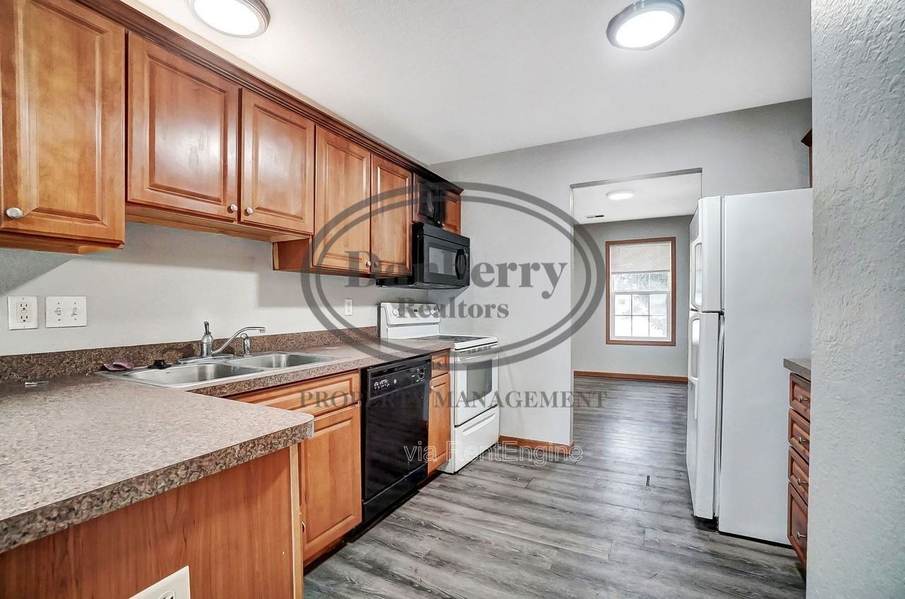 1115 N Byrne Rd #1 - Photo 5 of 39