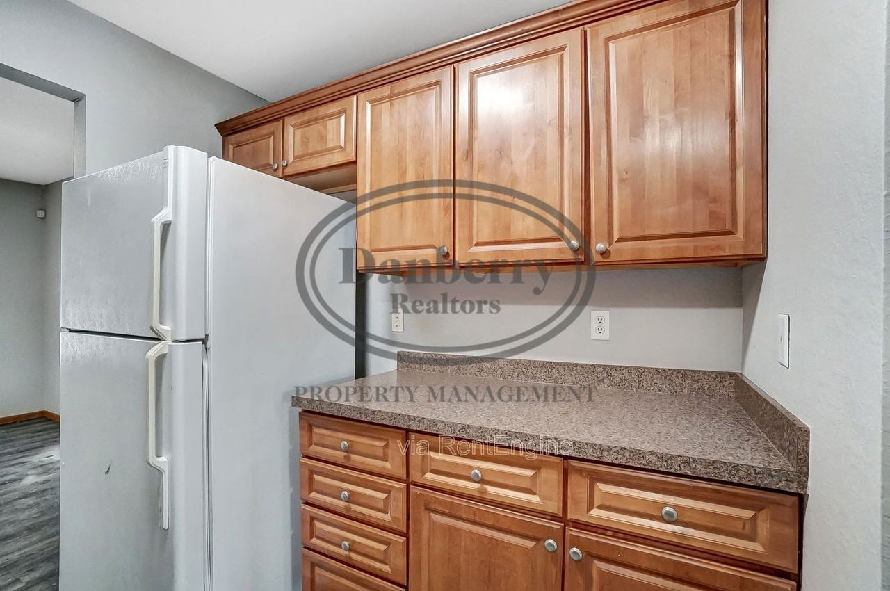 1115 N Byrne Rd #1 - Photo 7 of 39