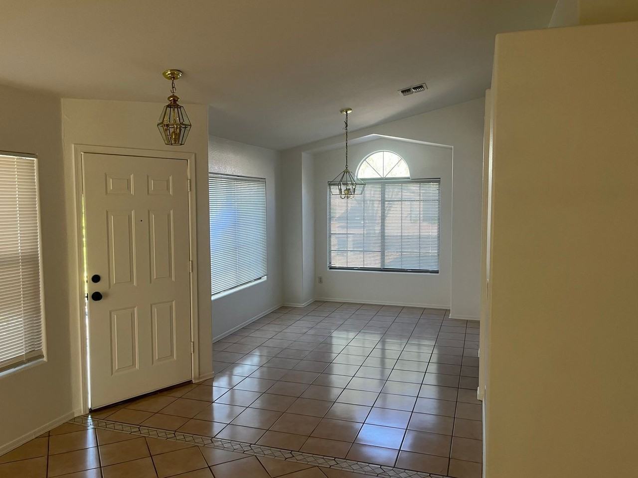 13225 W Desert Ln - Photo 4 of 23