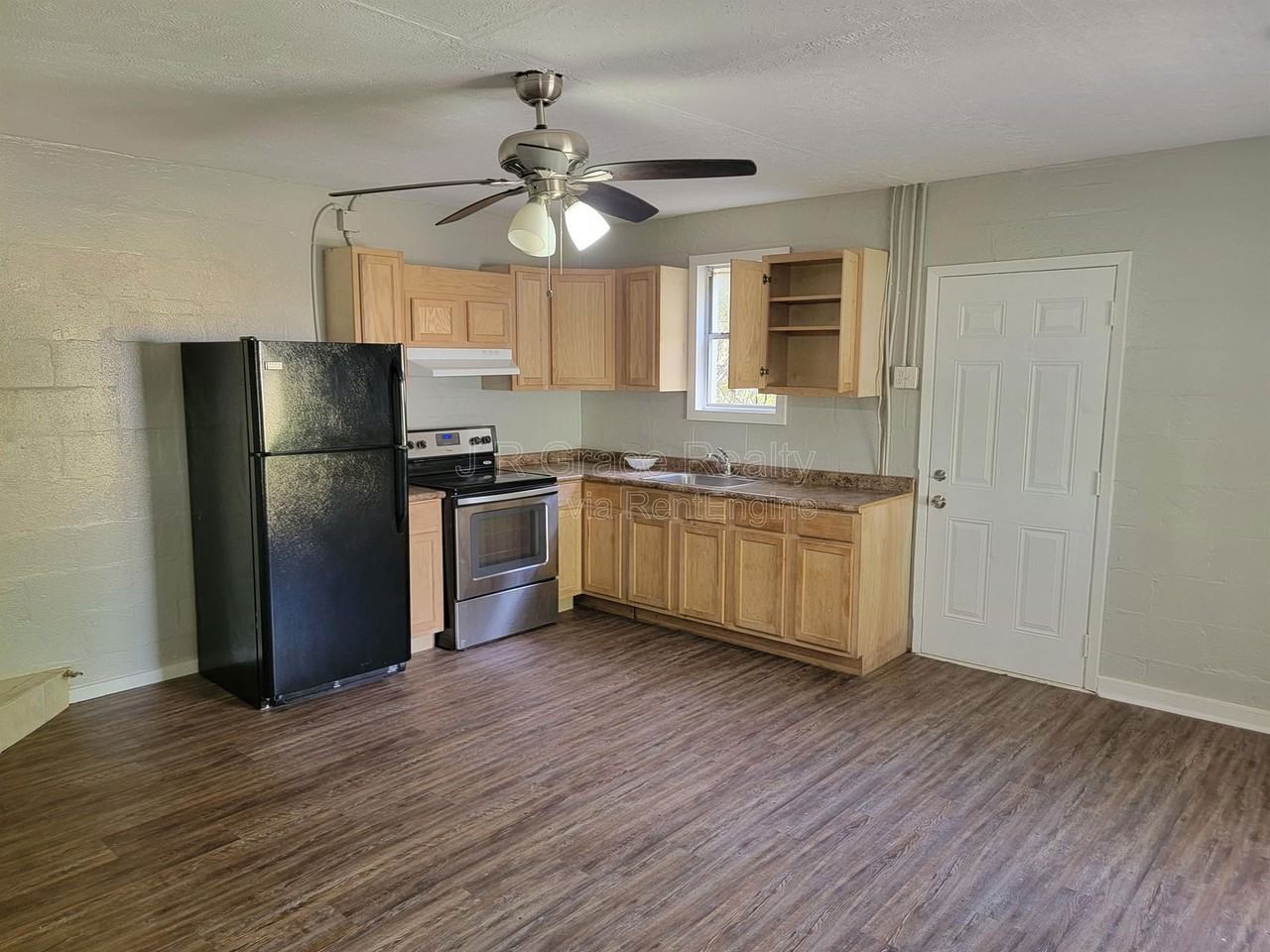 1118 Oaklawn St - Photo 2 of 15