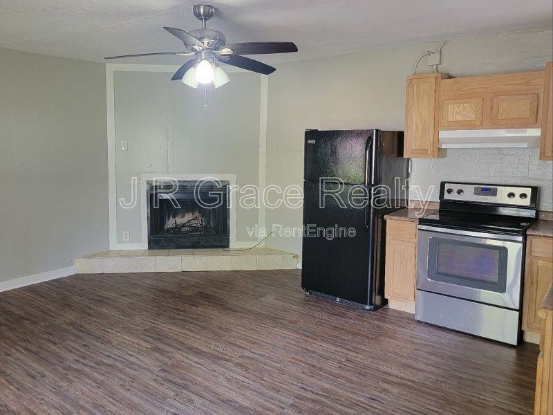 1118 Oaklawn St - Photo 3 of 15