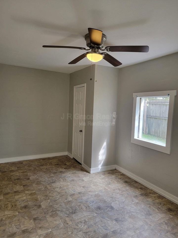 1118 Oaklawn St - Photo 4 of 15