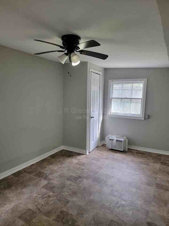 1118 Oaklawn St - Photo 6 of 15