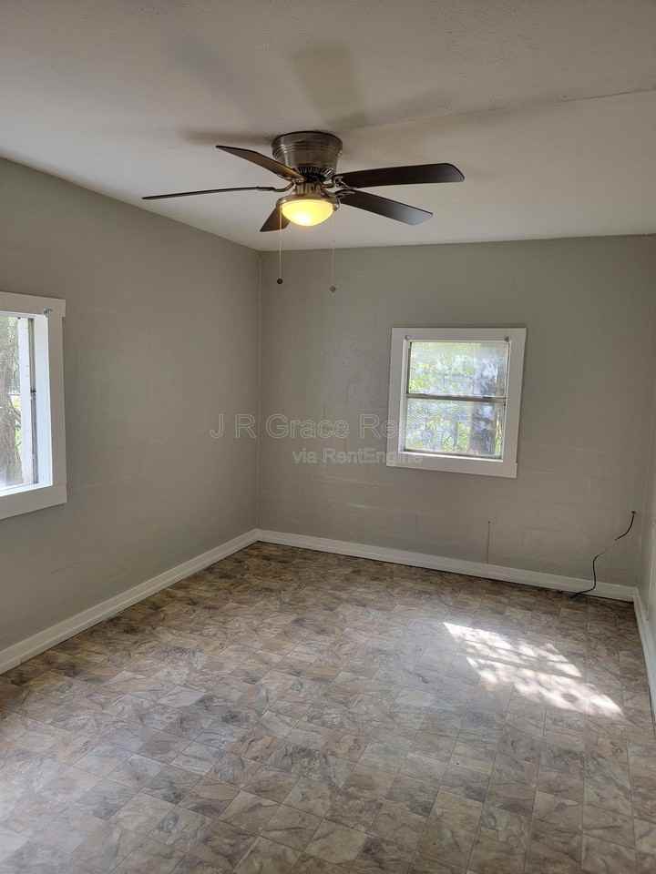 1118 Oaklawn St - Photo 7 of 15