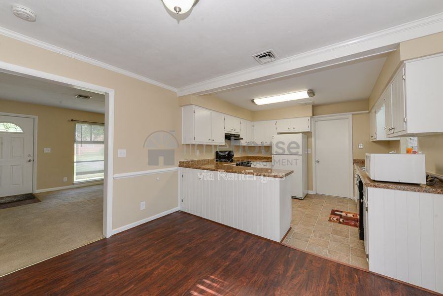 290 Sedgefield Ave - Photo 4 of 21