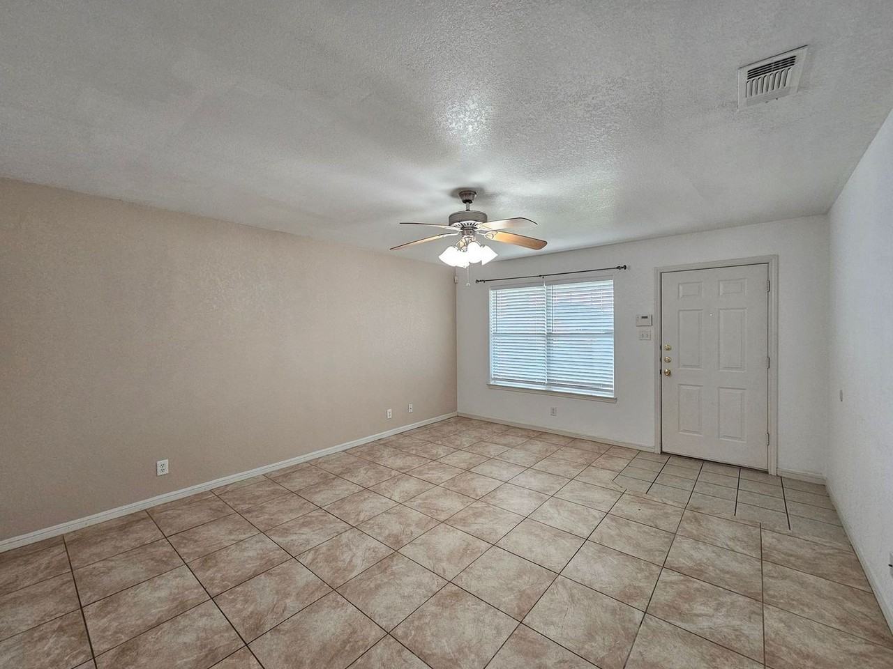 909 Yi Dr #B - Photo 3 of 26