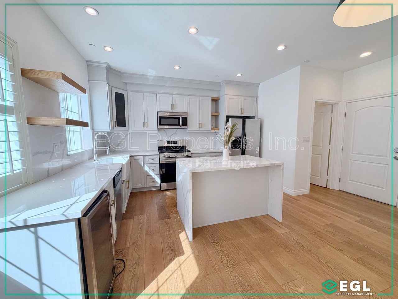 1521 S Hayworth Ave #102 - Photo 5 of 20