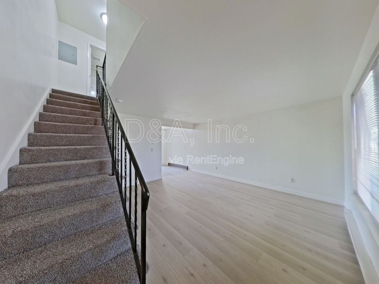 112 Ne Conifer Blvd #4 - Photo 4 of 16