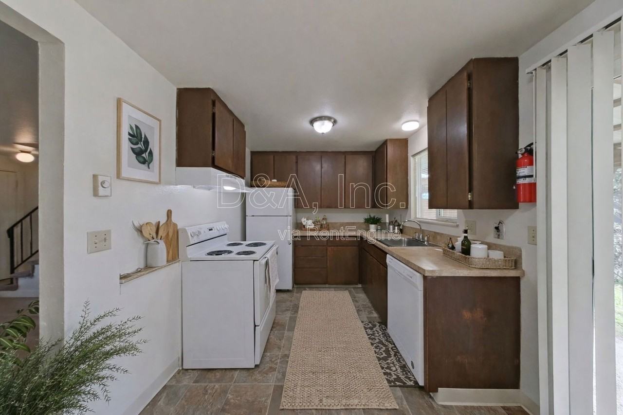 112 Ne Conifer Blvd #4 - Photo 5 of 16