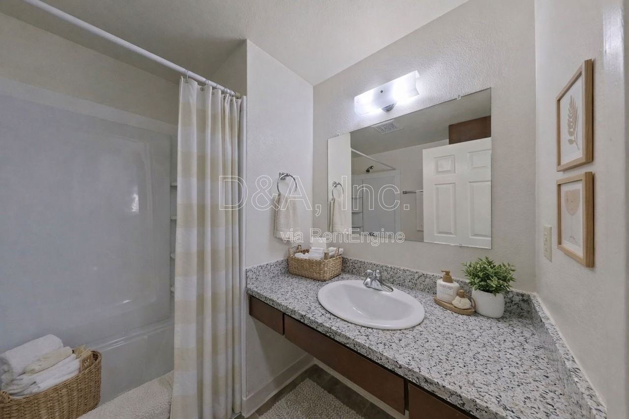 112 Ne Conifer Blvd #4 - Photo 7 of 16