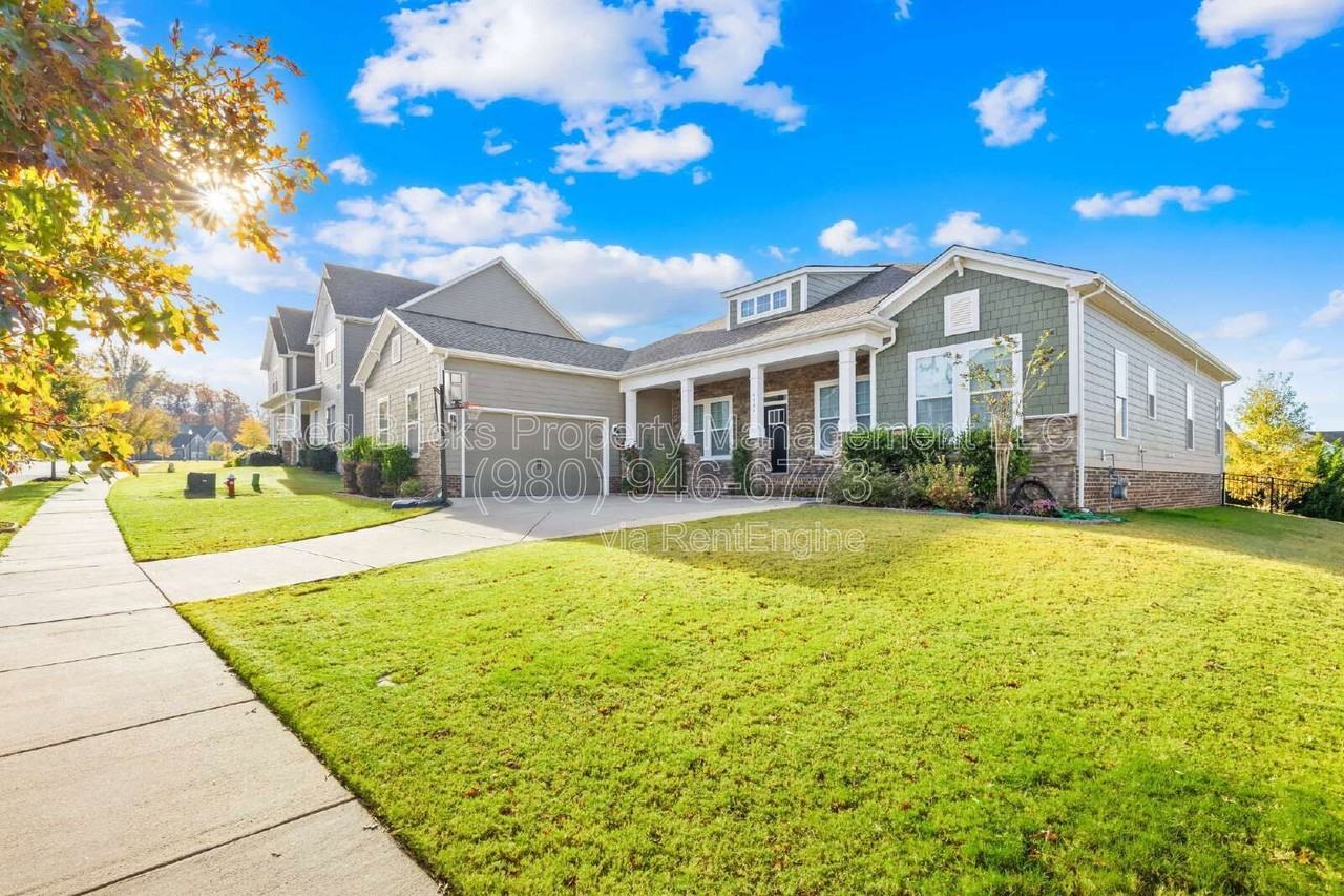 4004 Petersburg Dr - Photo 2 of 41