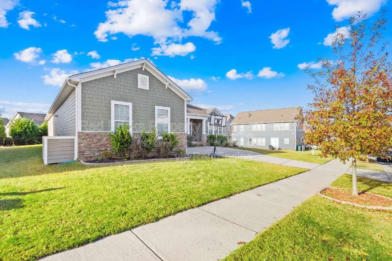 4004 Petersburg Dr - Photo 3 of 41