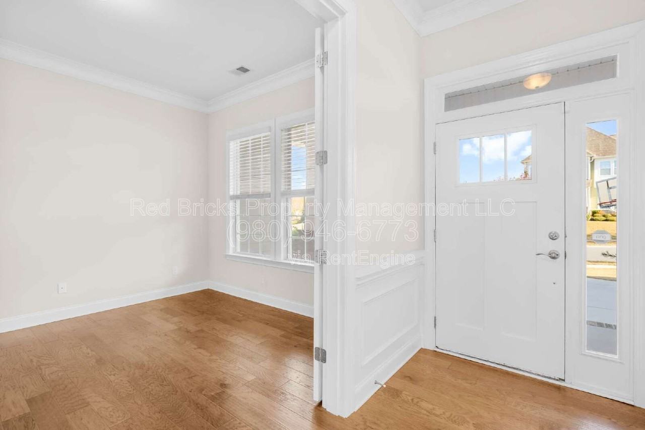 4004 Petersburg Dr - Photo 6 of 41