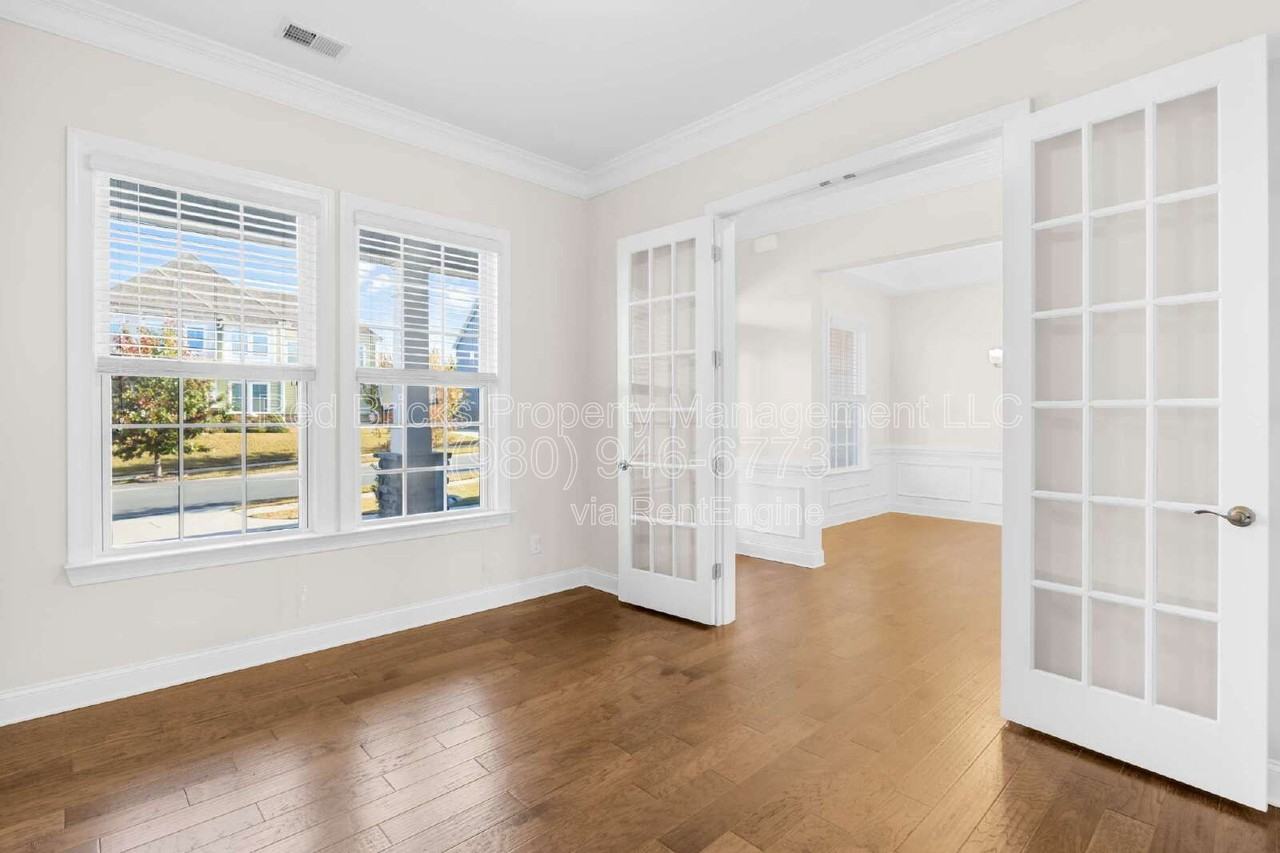 4004 Petersburg Dr - Photo 7 of 41