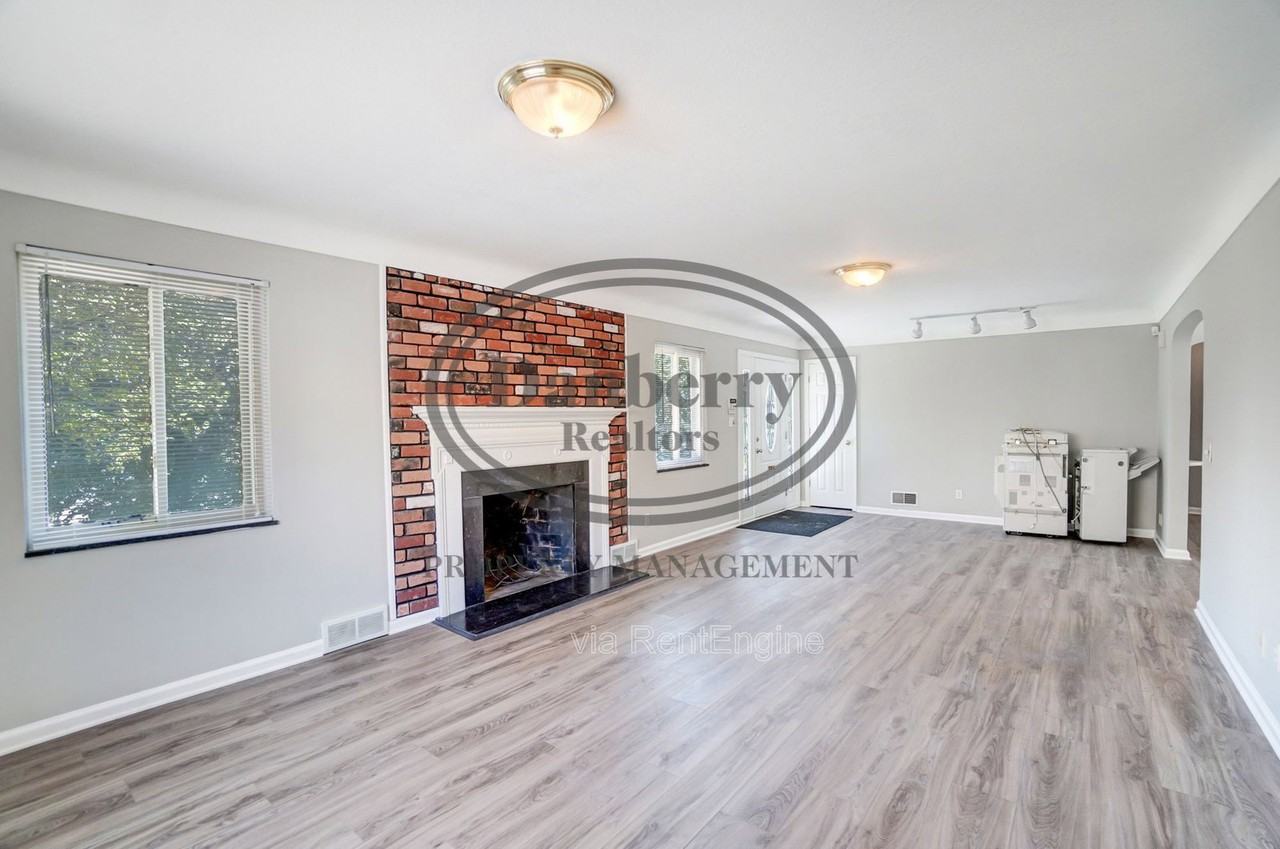 1133 N Byrne Rd #1 - Photo 7 of 35