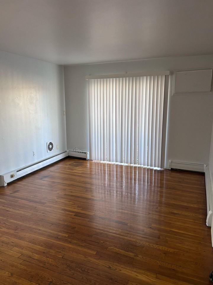 Kingsley Apartments - Photo 7 of 8