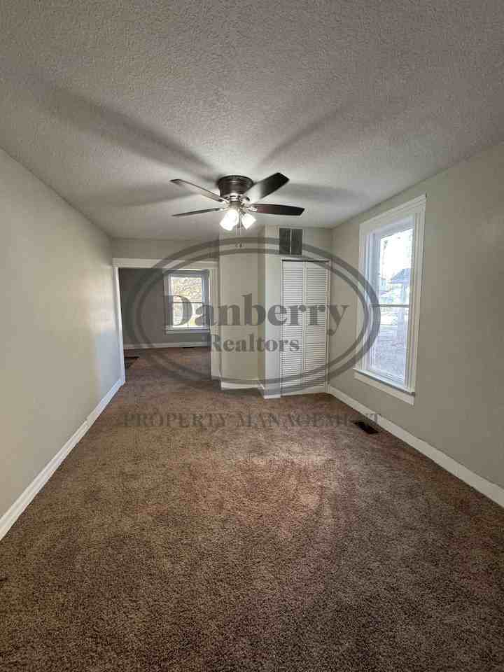 413 Washington St - Photo 3 of 7