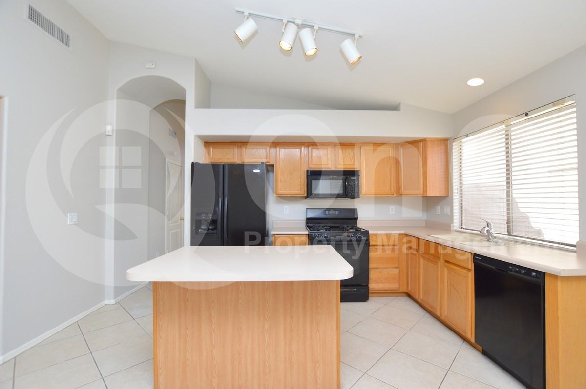 513 E Cathy Dr - Photo 4 of 24