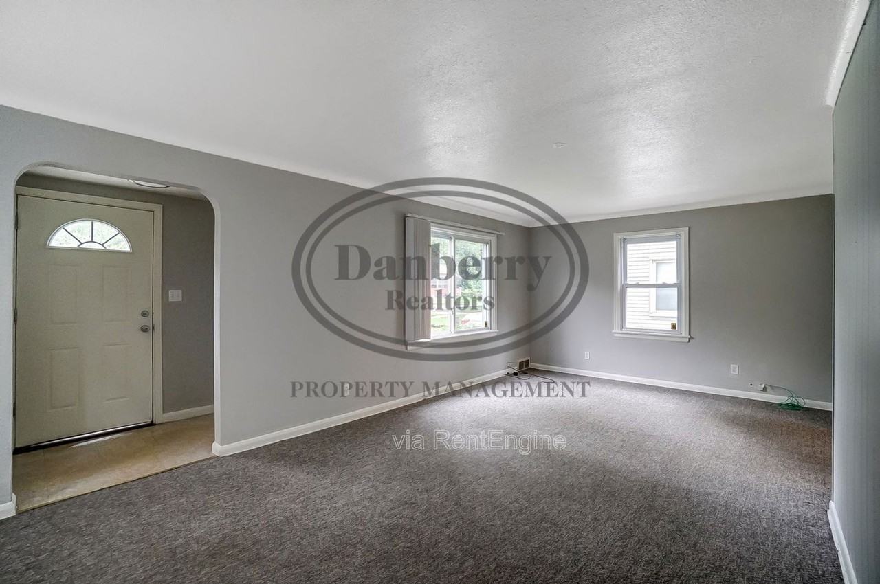 1017 Searles Rd #1 - Photo 3 of 35