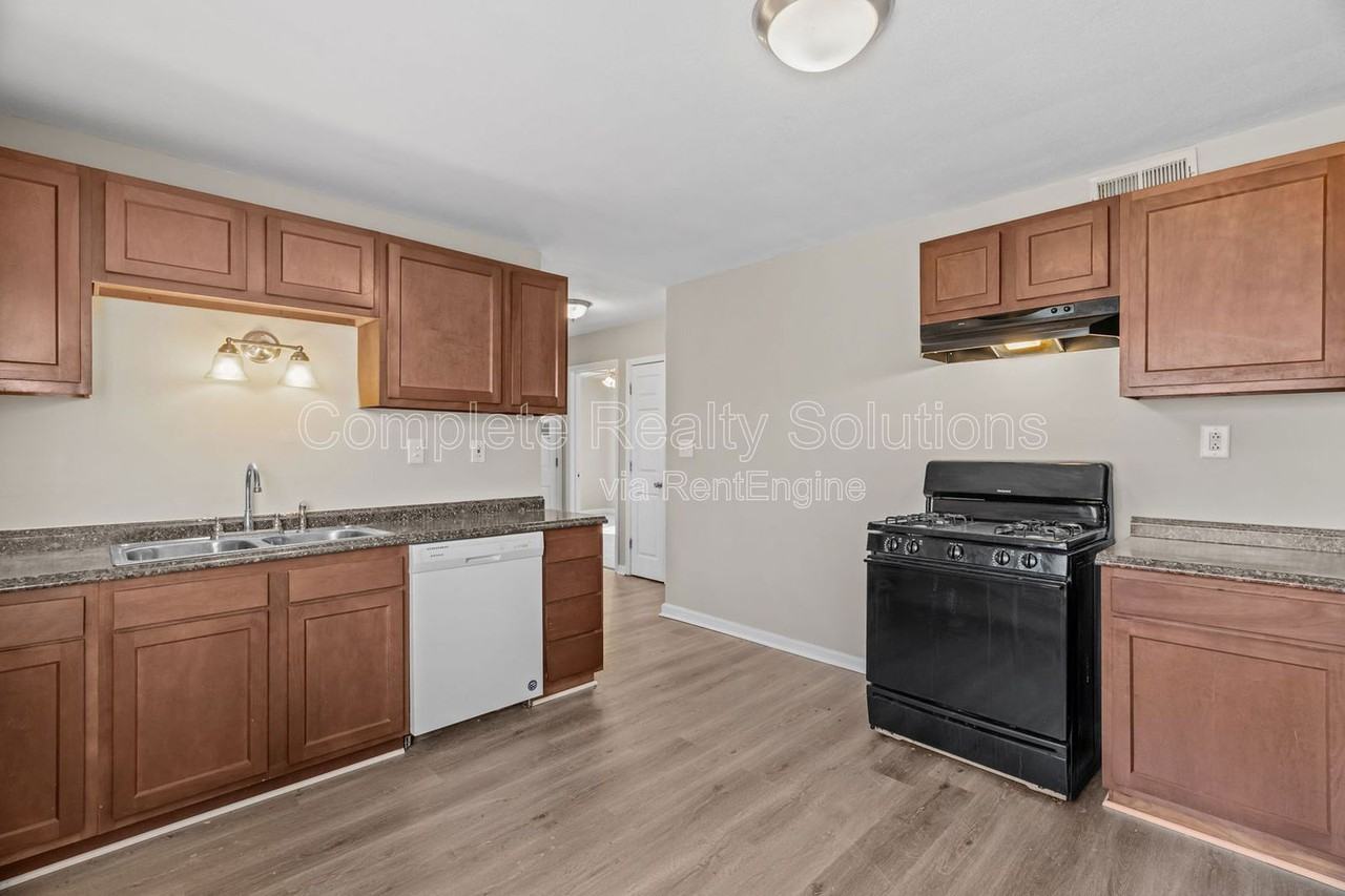 9750 Lorna Ln - Photo 3 of 28