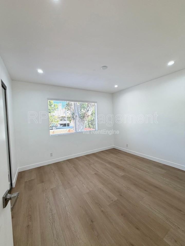 2336 34th St #1 - Photo 5 of 14