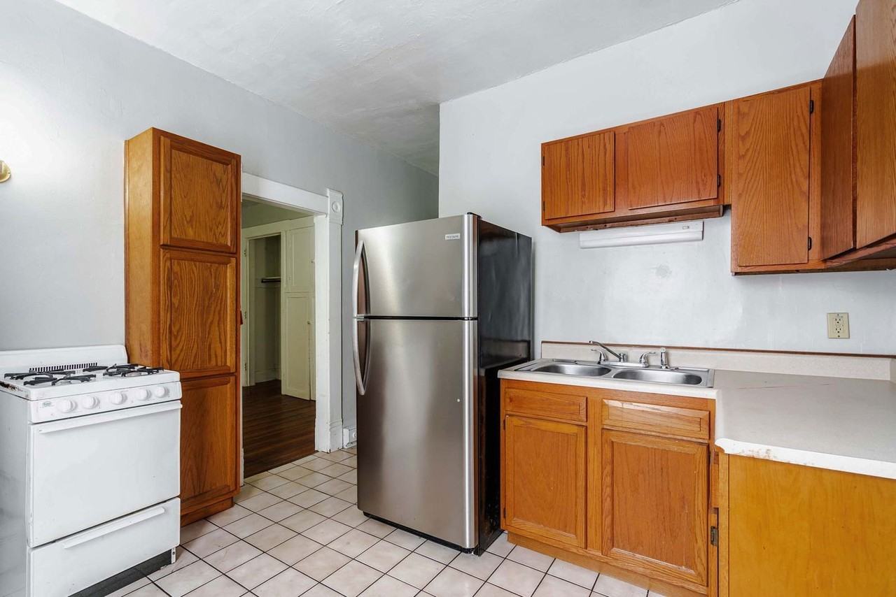 246 1/2 W 5th Ave #R