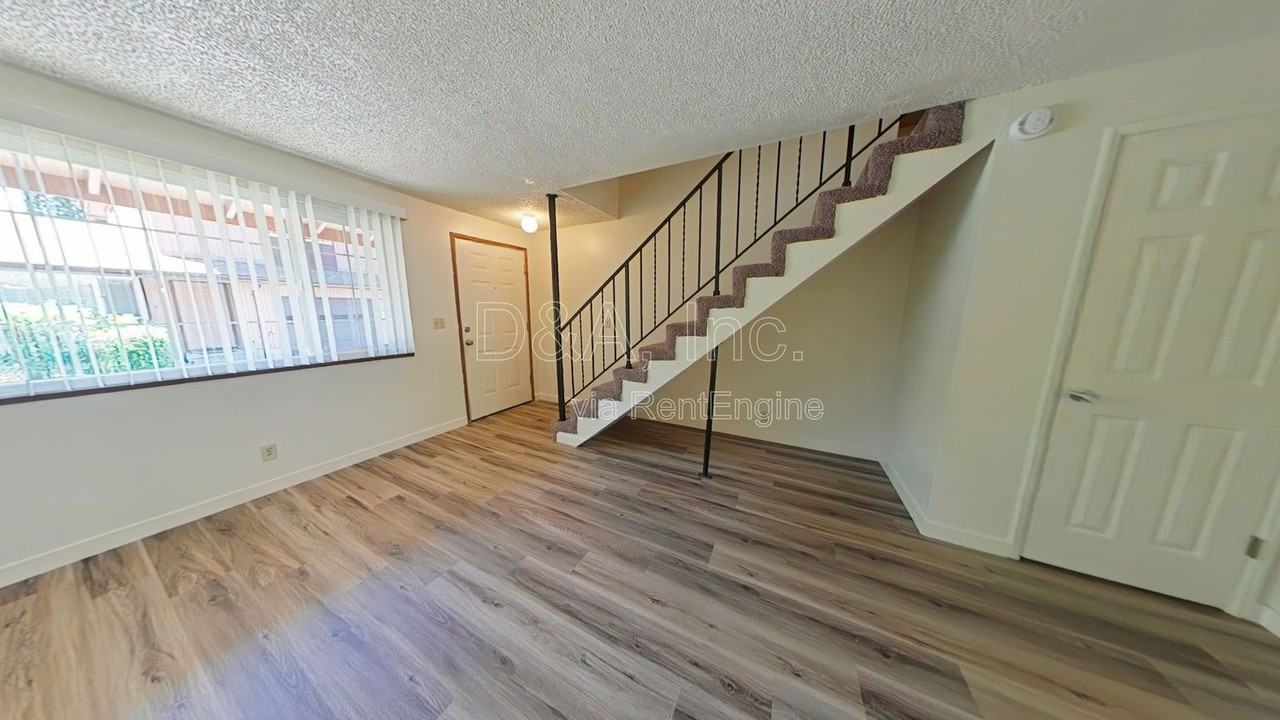 619 Se Lilly Ave - Photo 2 of 9