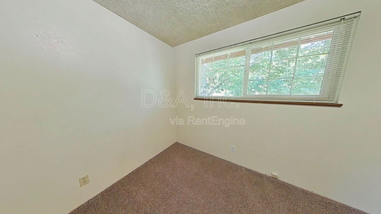 619 Se Lilly Ave - Photo 5 of 9