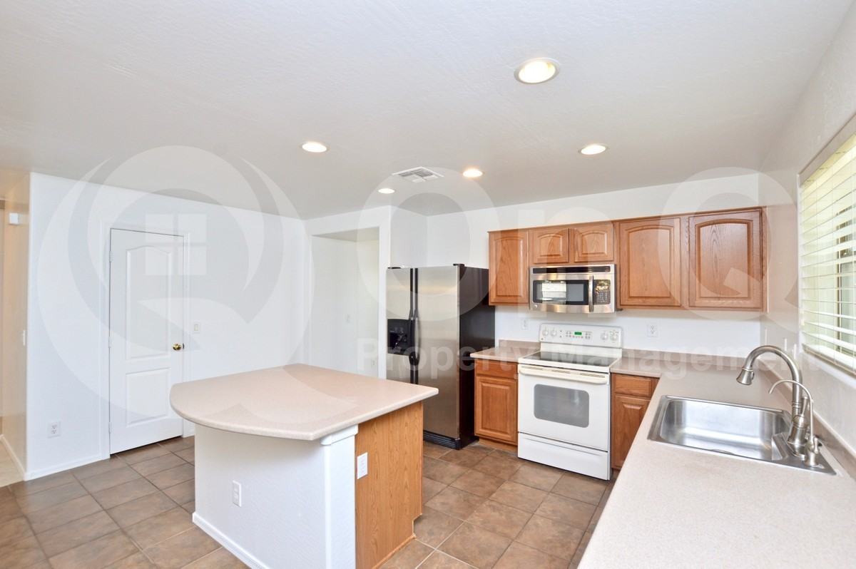 1922 E Patrick Ln - Photo 4 of 26