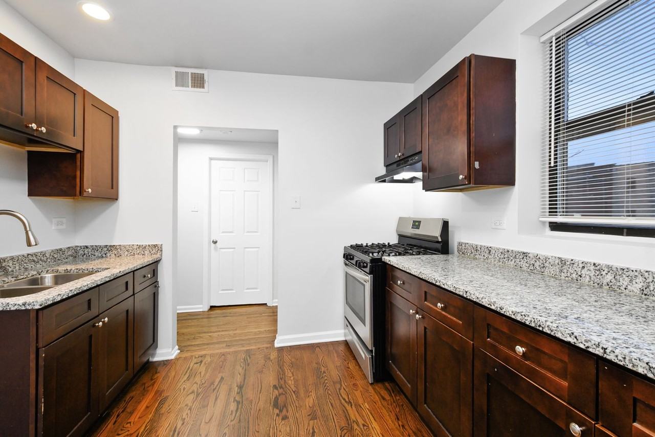 7525-33 S. Kingston Avenue - Photo 3 of 20