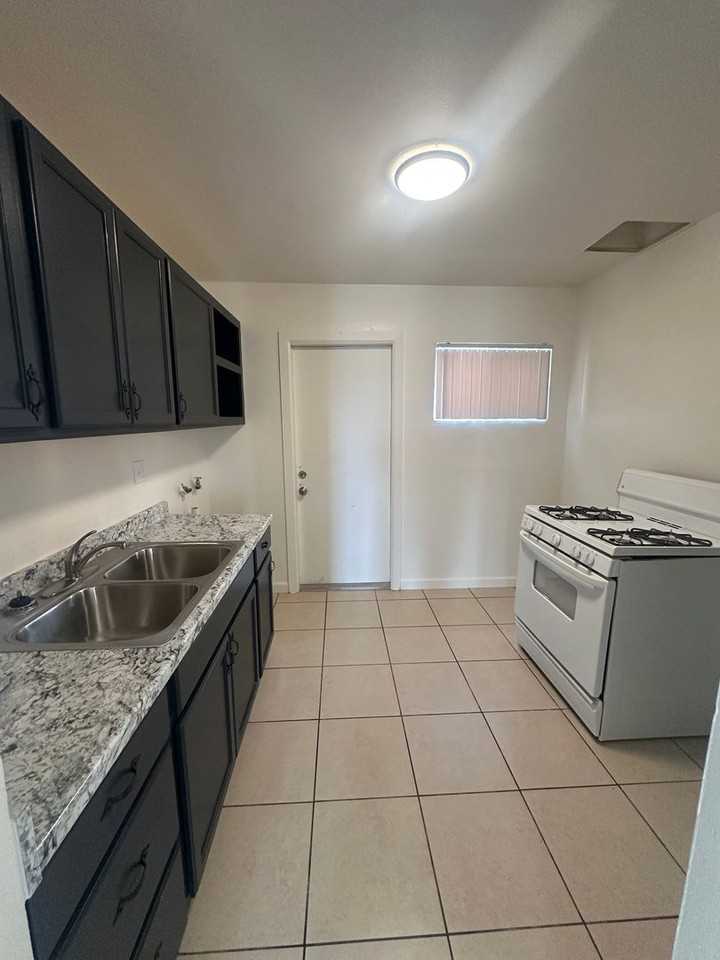 2804 Horace Mann Ct - Photo 3 of 8