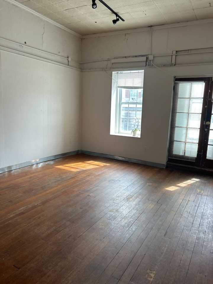 736 1/2 Massachusetts St - Photo 5 of 13