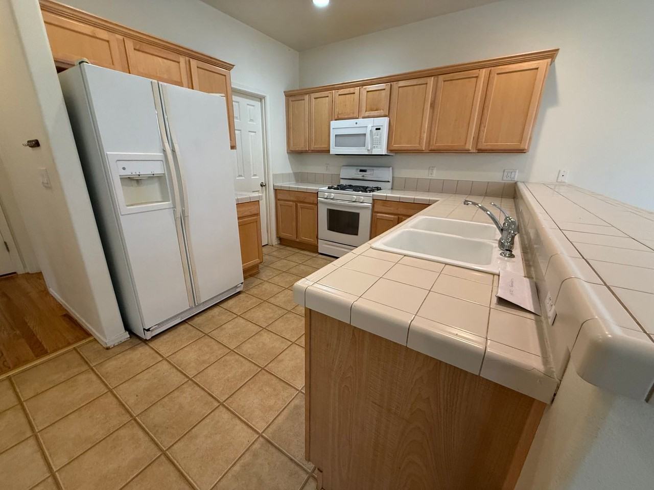 19572 Salmonberry Ct - Photo 5 of 27