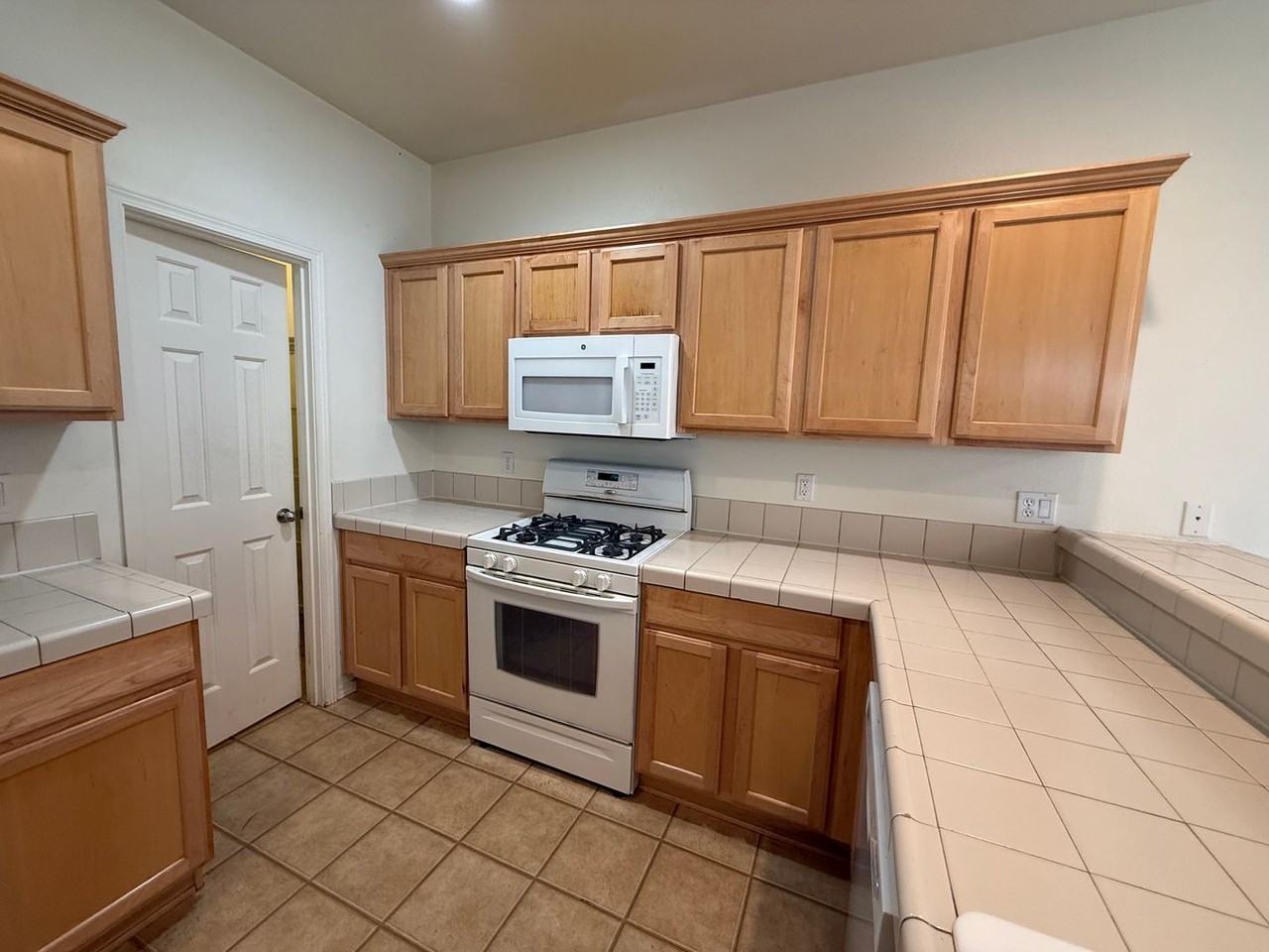 19572 Salmonberry Ct - Photo 6 of 27