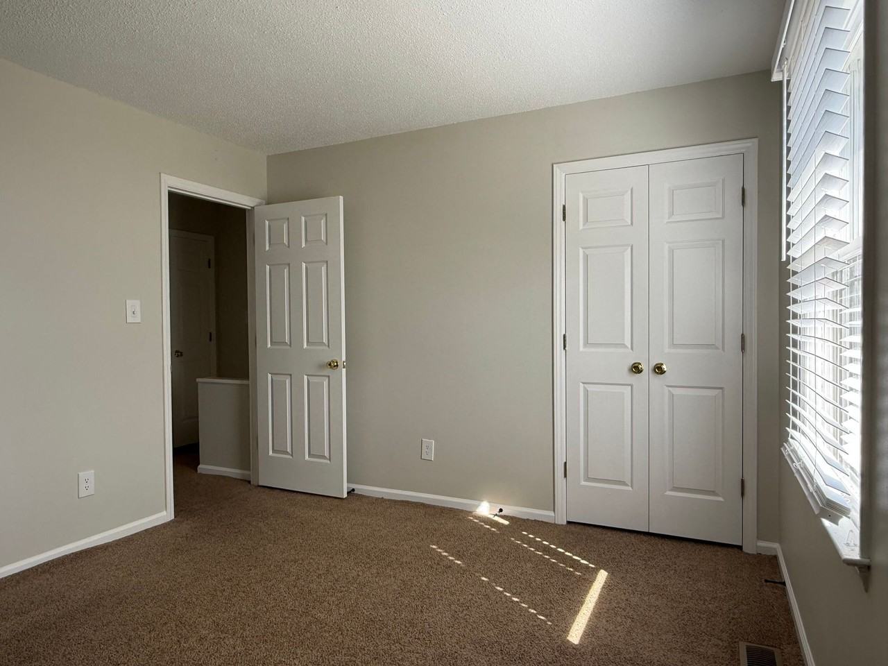 Tastefully Renovated 2BD/1.5BTH Home | 1 Month Free on a 13 - Photo 3 of 4