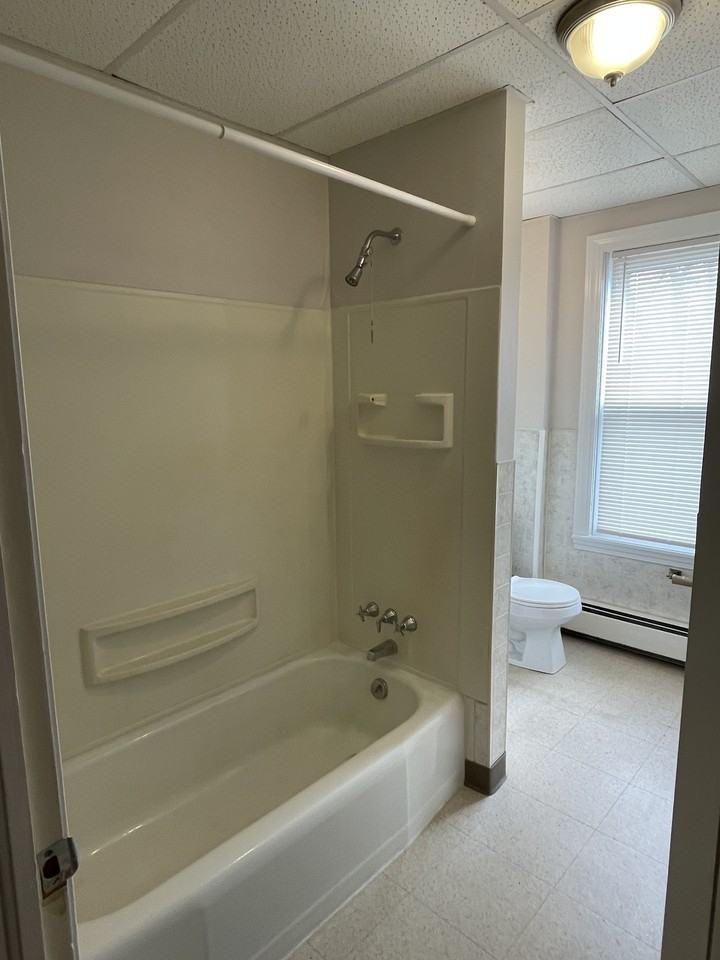 565 School St #1R - Photo 2 of 17