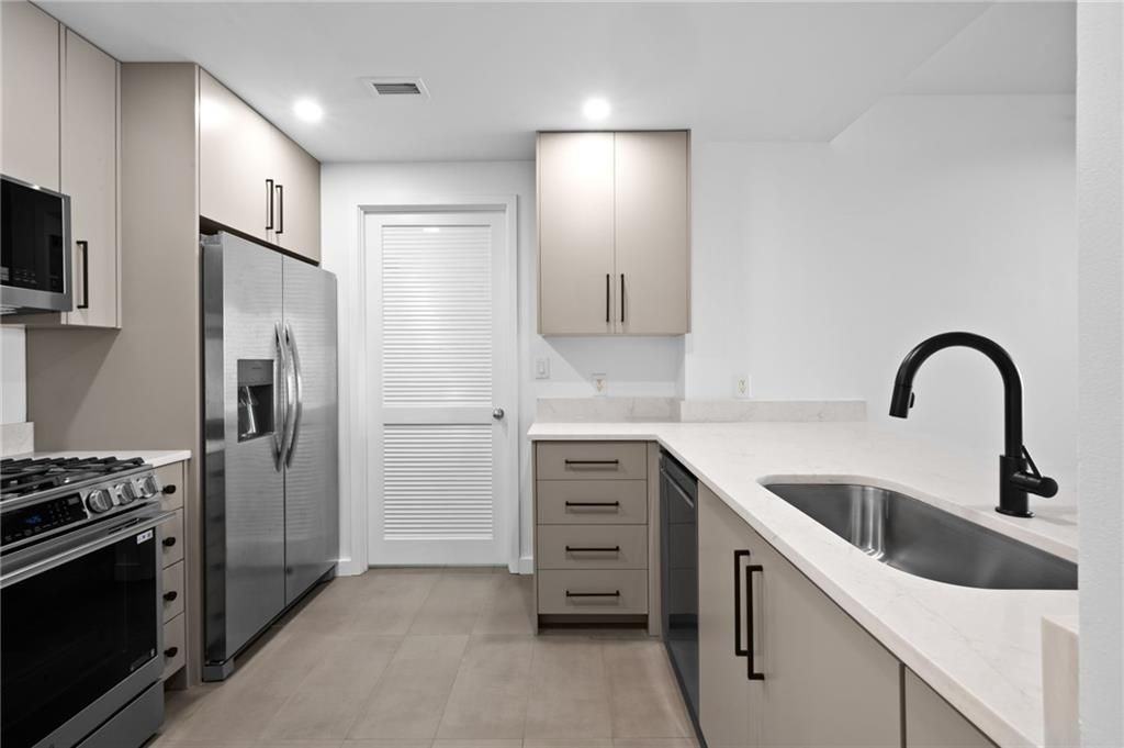 3338 Peachtree Rd - Photo 3 of 24