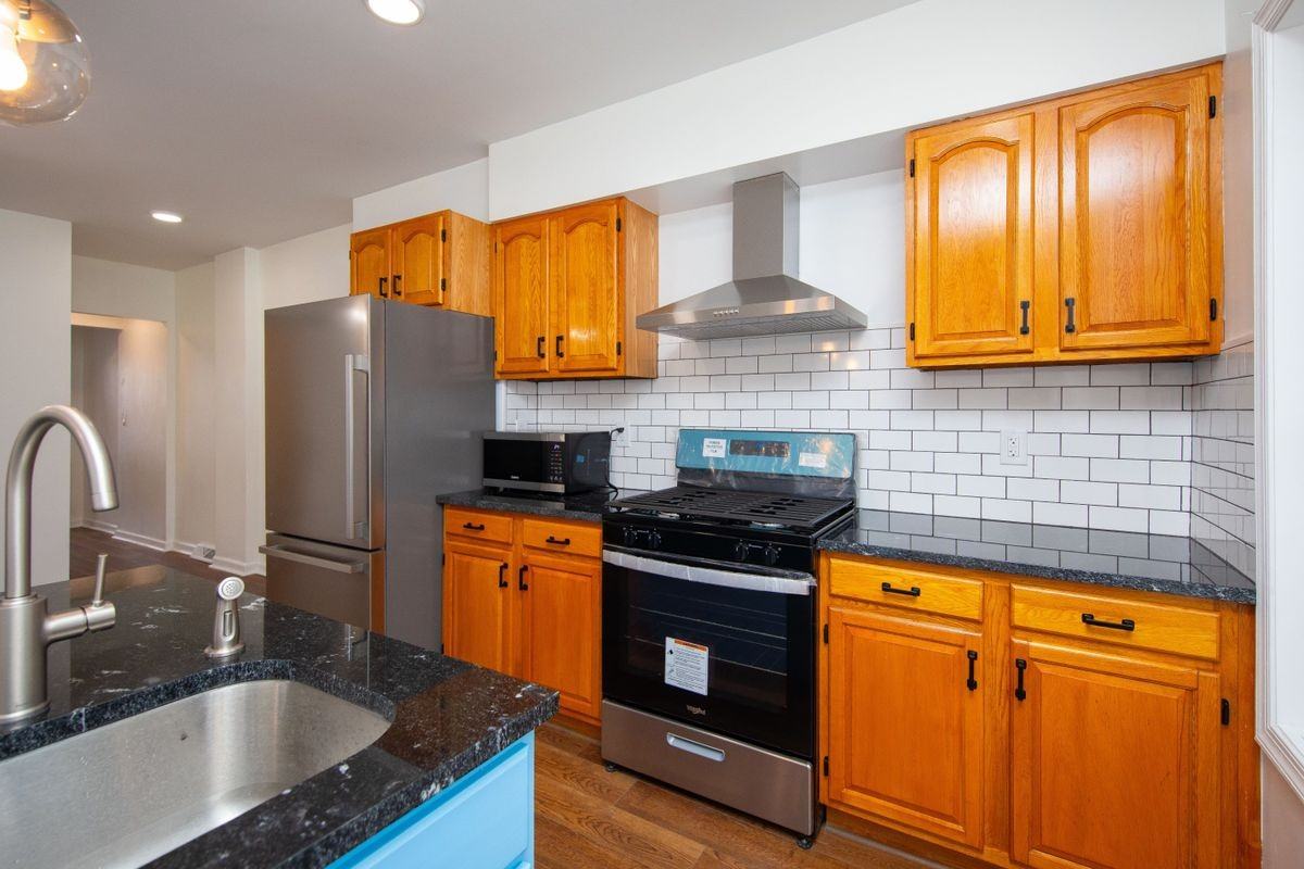 204 S Chestnut St - Photo 3 of 22