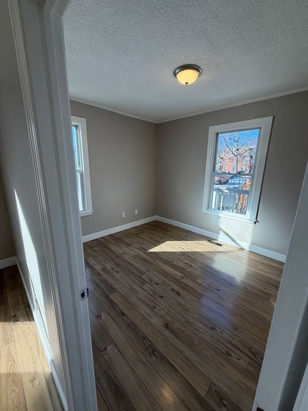 171 Capen St - Photo 7 of 17