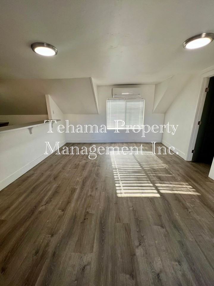 1037 1/2 Johnson St - Photo 2 of 13