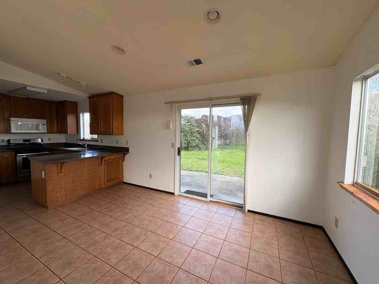 2651 Lincoln Ave - Photo 4 of 17