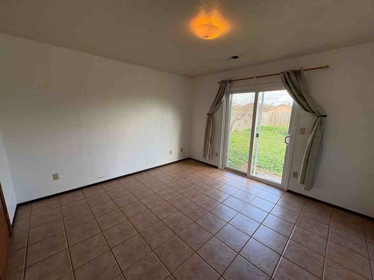 2651 Lincoln Ave - Photo 6 of 17