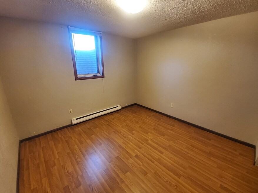 402 2nd St N #4 - Photo 5 of 11