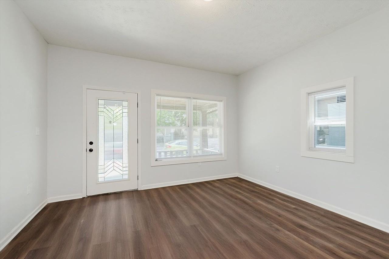 906 N Parker Ave - Photo 2 of 16