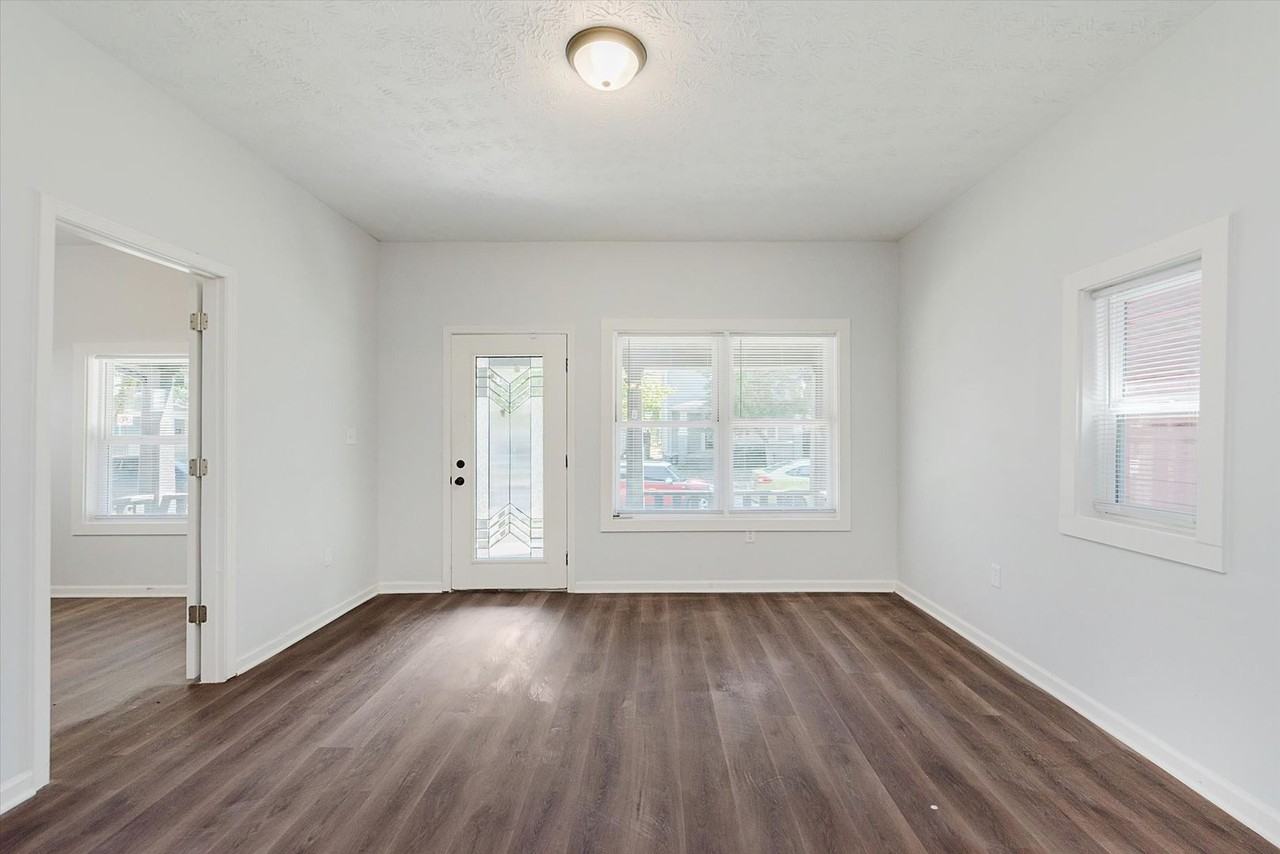 906 N Parker Ave - Photo 3 of 16