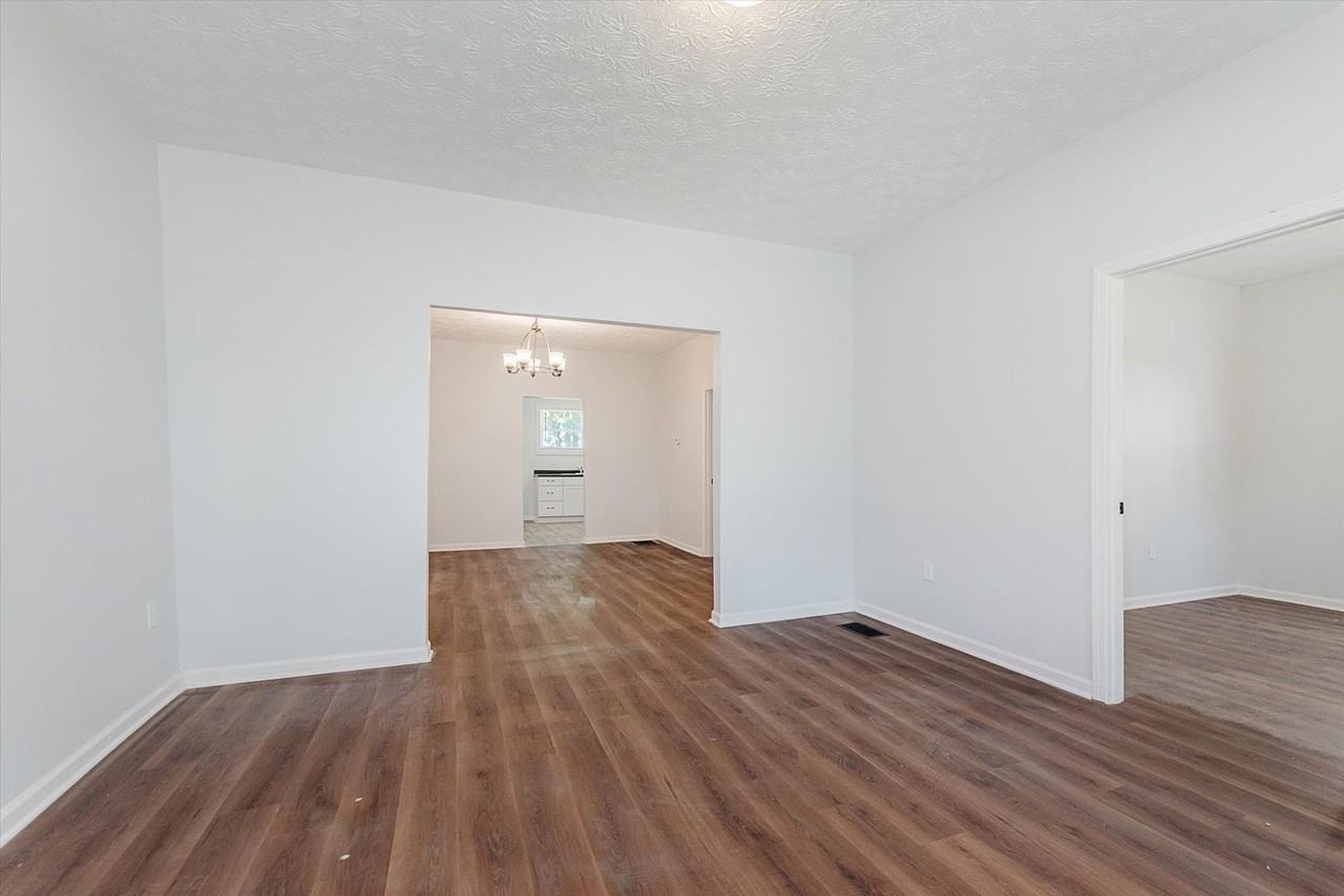 906 N Parker Ave - Photo 4 of 16