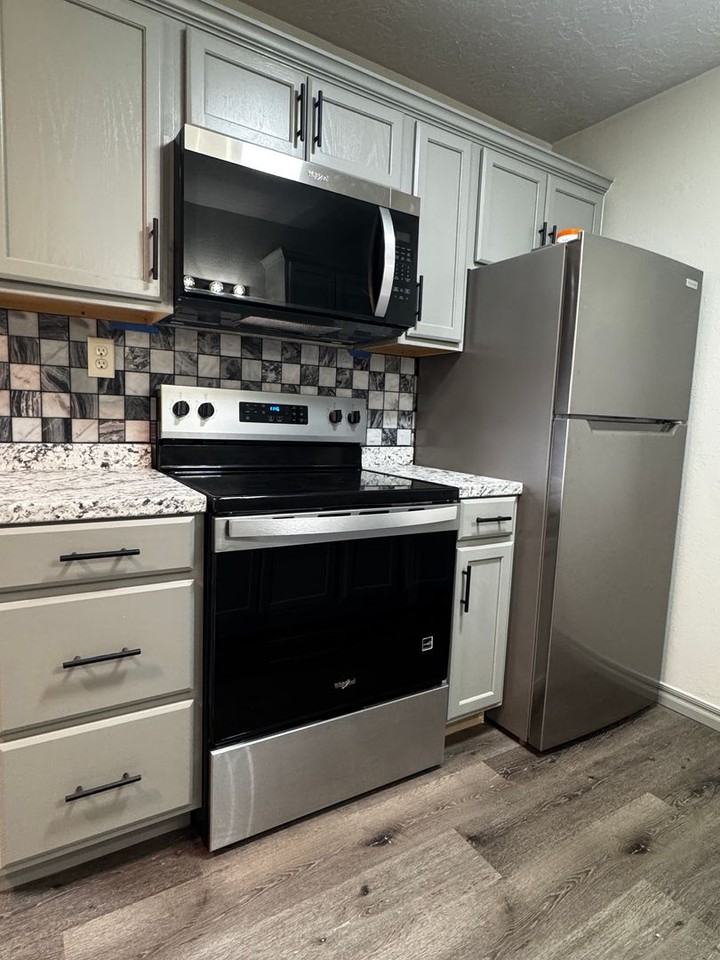 505 Nw Oak Ave - Photo 3 of 11