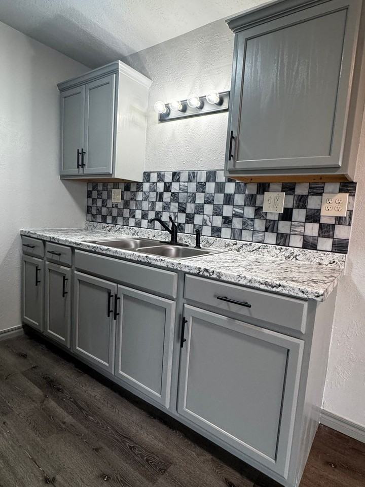 505 Nw Oak Ave - Photo 4 of 10