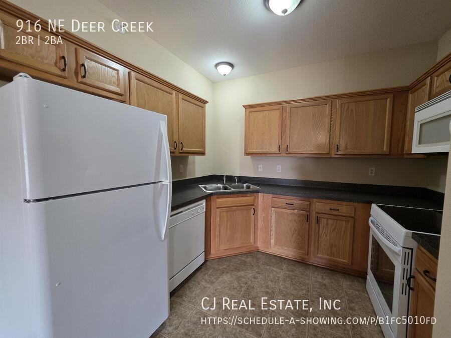 916 Ne Deer Creek Dr - Photo 3 of 11