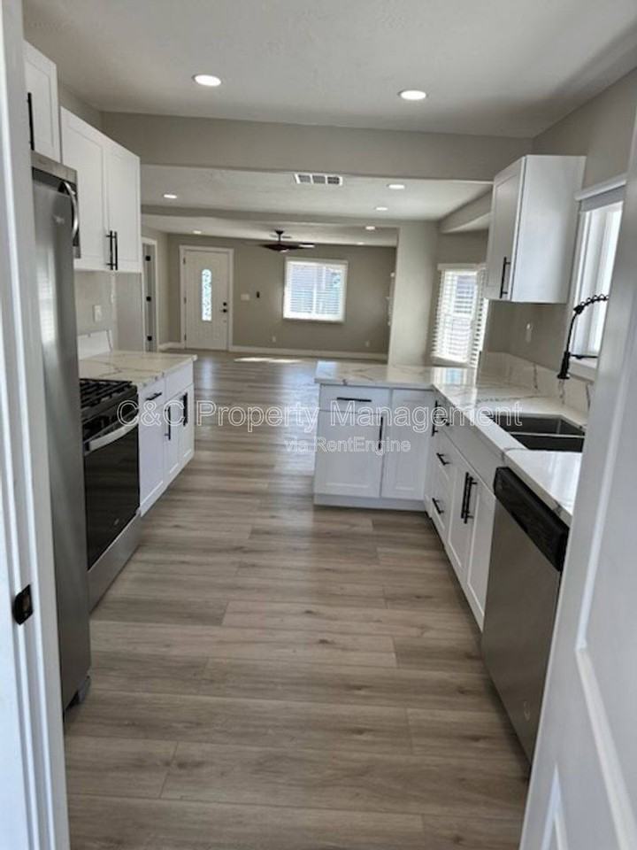 1519 W 22nd Pl - Photo 3 of 10
